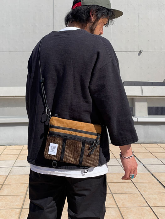 MOUNTAIN ACCESSORY SHOULDER BAG