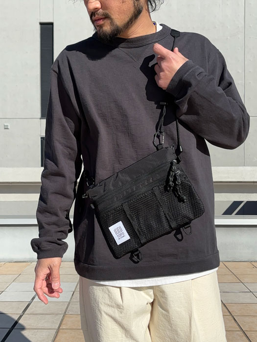 MOUNTAIN ACCESSORY SHOULDER BAG