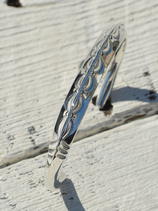 BR-0083 TRIANGLE TAPERED END BRACELET (LEAF)