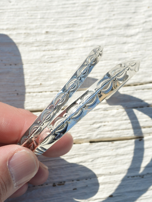 BR-0083 TRIANGLE TAPERED END BRACELET (LEAF)