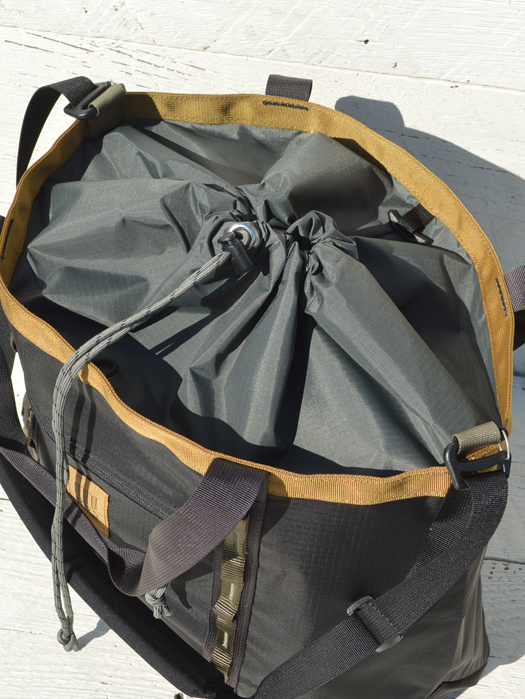 MOUNTAIN UTILITY TOTE BAG