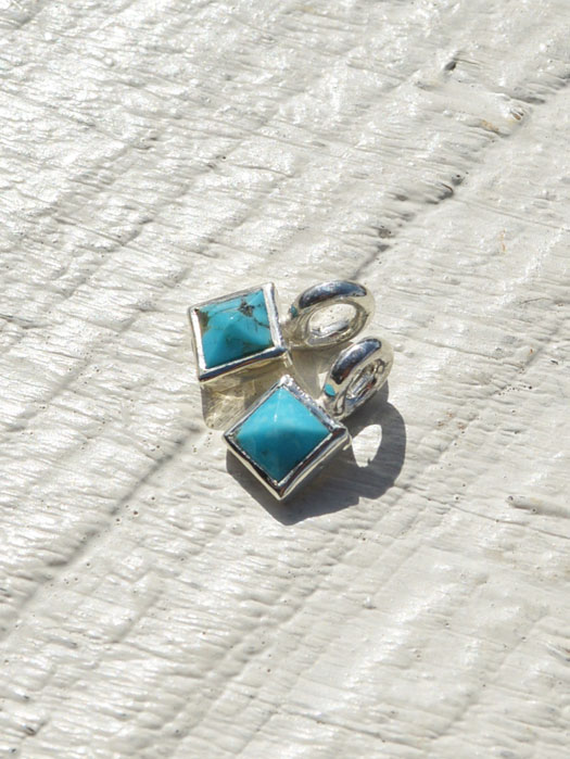 Nl-0191 SQUARE PYRAMID TURQUOISE PENDANT