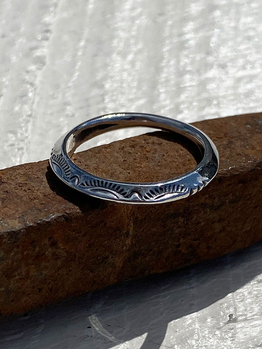 EXTRA THIN TRIANGLE RING (LEAF)
