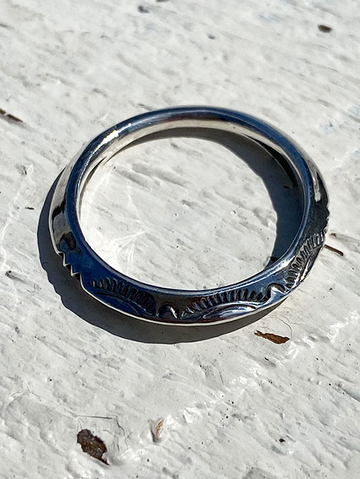 EXTRA THIN TRIANGLE RING (LEAF)