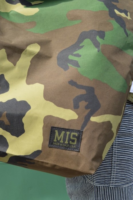 WATERPROOF CARRYING BAG
