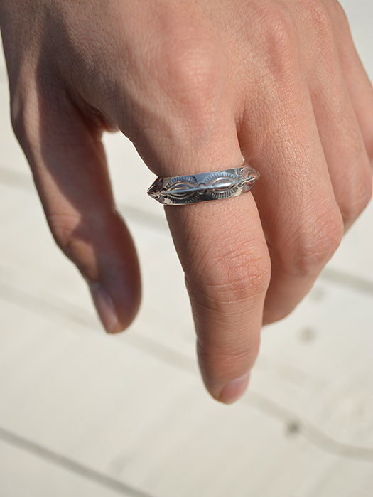 RG-0045  TRIANGLE RING (LEAF)