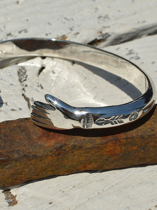 BR-0149 LADIE'S LOVE HANDS BRACELET
