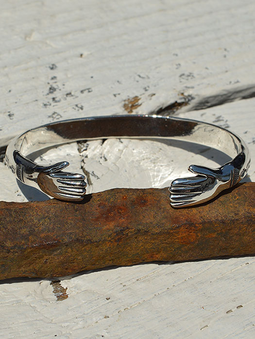 BR-0149 LADIE'S LOVE HANDS BRACELET