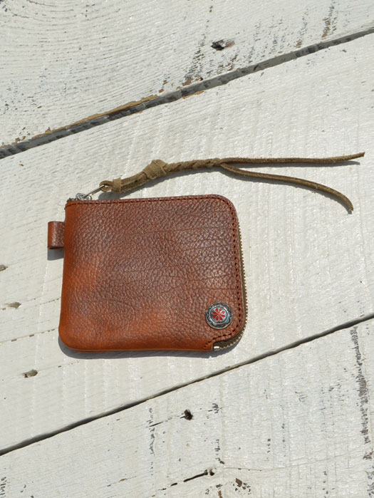 LT-0122 EMBOSSED L ZIPPER SHORT WALLET　