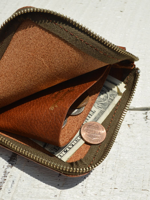 LT-0122 EMBOSSED L ZIPPER SHORT WALLET