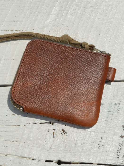 LT-0122 EMBOSSED L ZIPPER SHORT WALLET