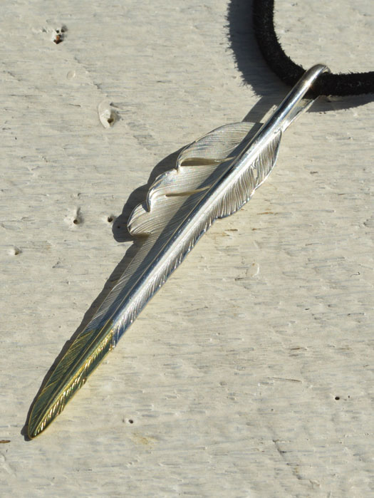 EFNL-0005　KAZEKIRI FEATHER PENDANT No. 5 (18K GOLD ACCENT)