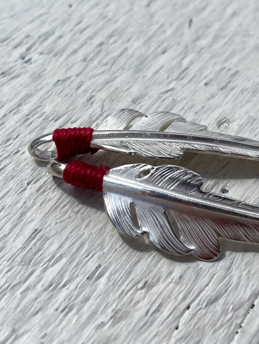 EFNL-0028　KAZEKIRI FEATHER PENDANT No. 28 (S) (Red Lace)