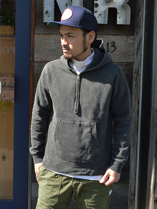 【GROUGH 1/2 ZIP PO HOOD SWEAT